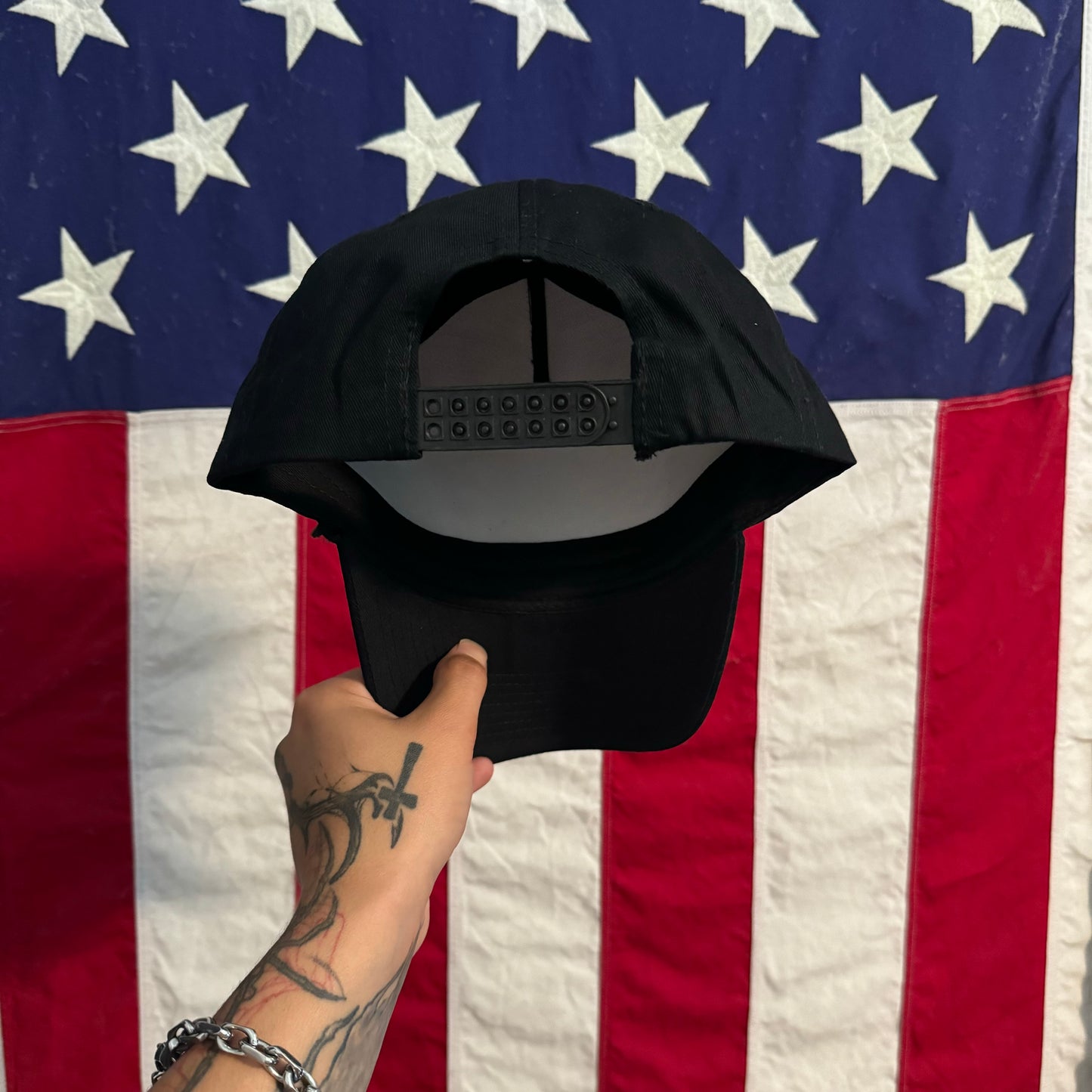 01 HTB VARSITY TRUCKER - BLACK